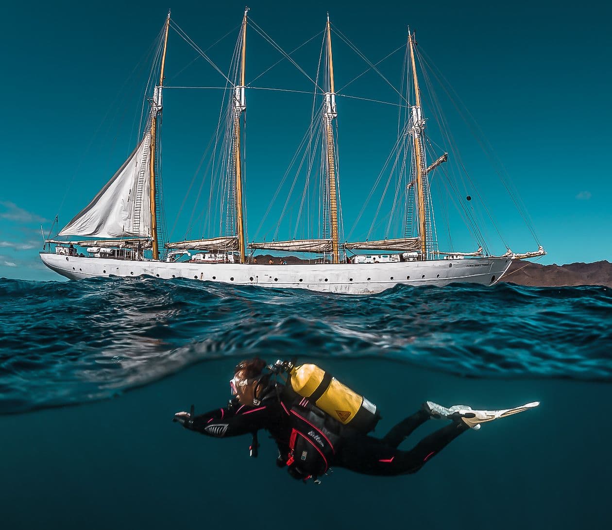 Duiker met zuurstoftank onder water bij de Santa Maria Manuela