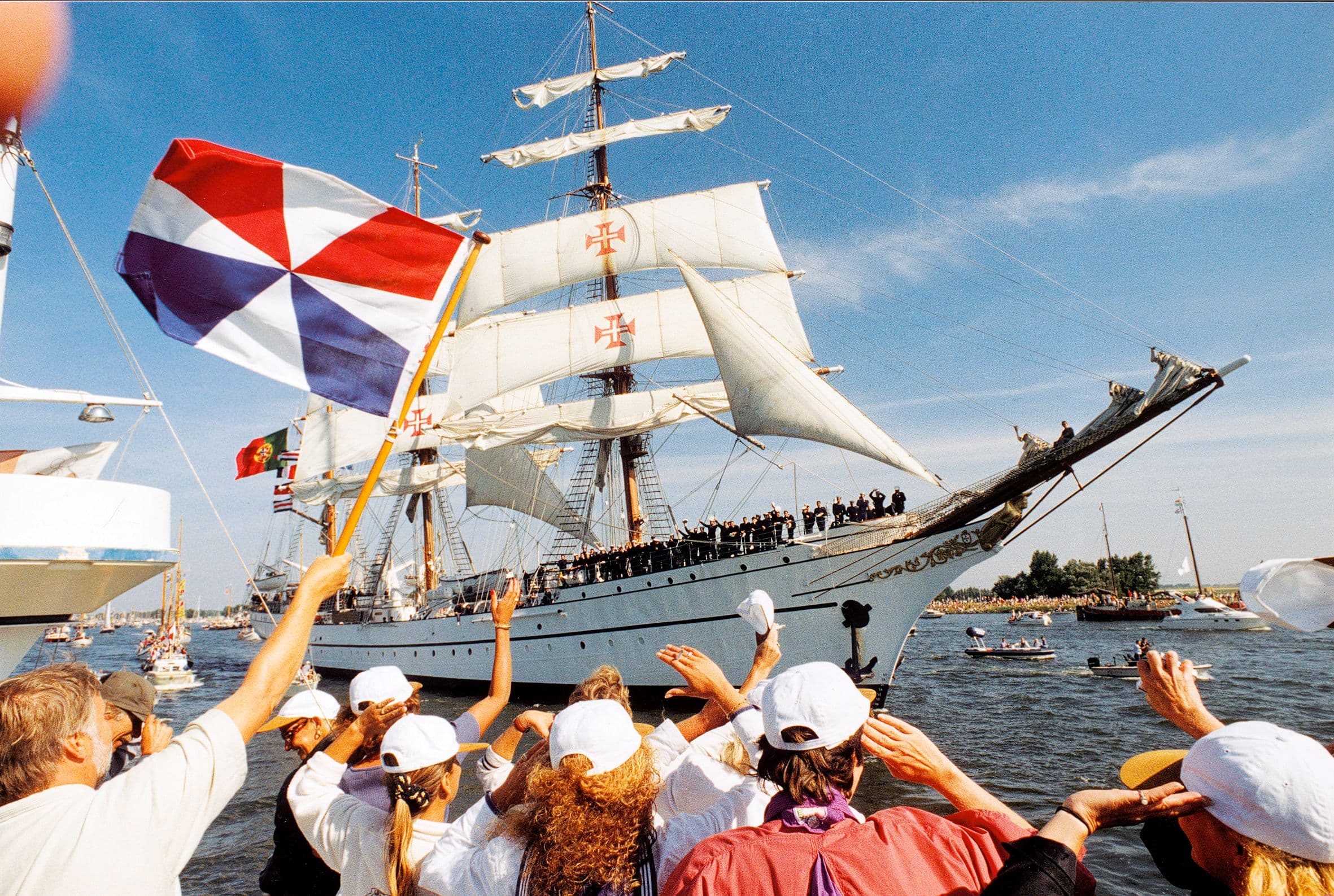Zeilboot Sagres die door mensen met luid gejuich wordt ontvangen