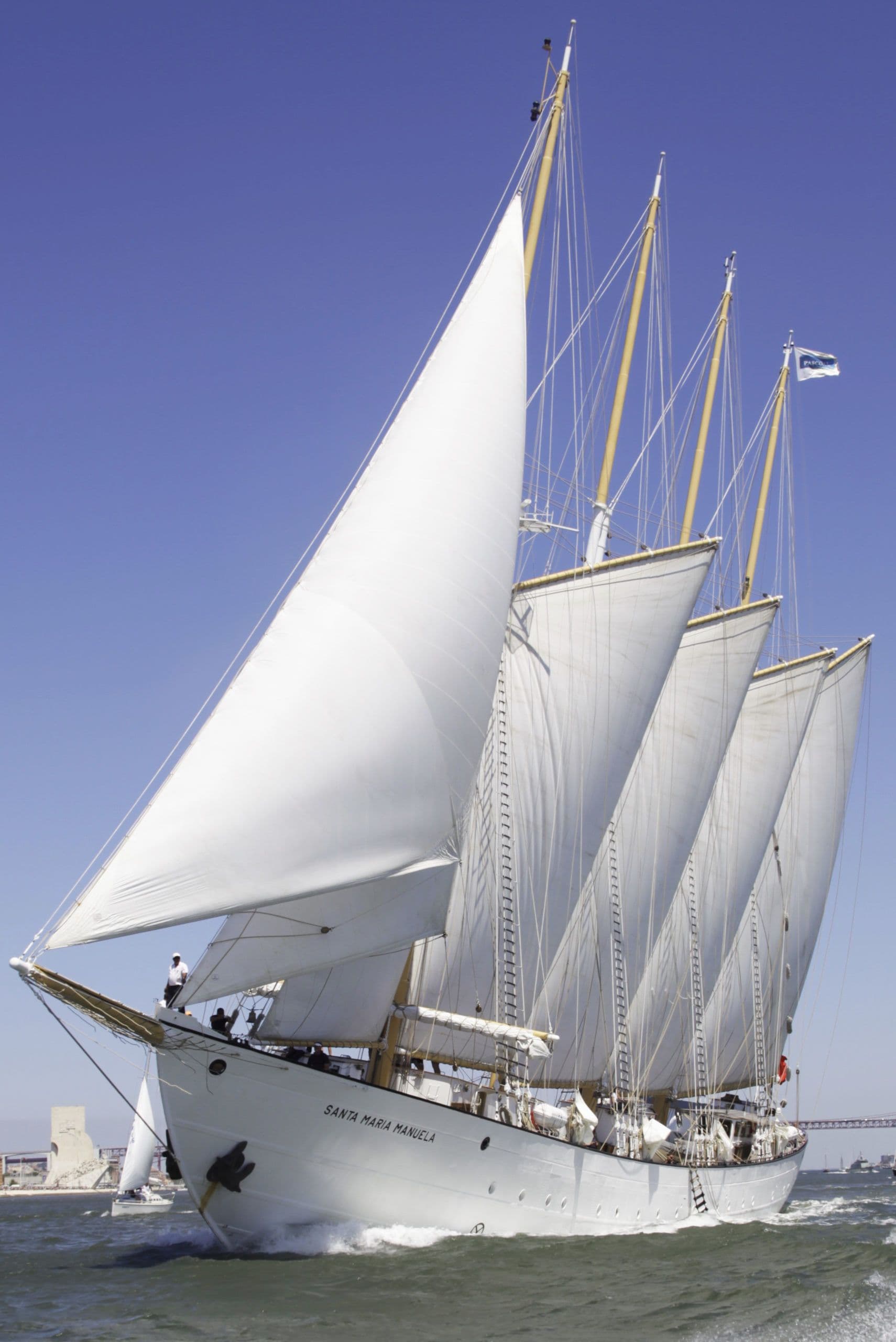 De zeilen van de Santa Maria Manuela vol wind tegen een mooie blauwe lucht