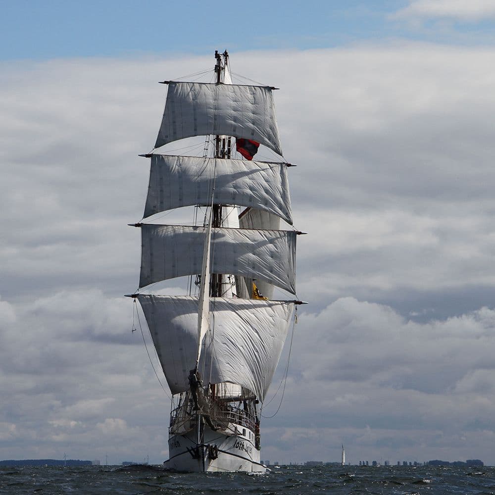 De zeilen van het schip de Loth Lorien staan bol van de wind
