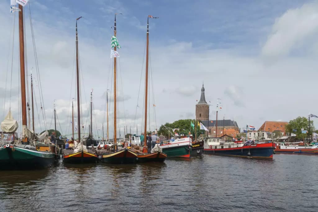 Boten op een rij in de haven van een dorp - LVBHB