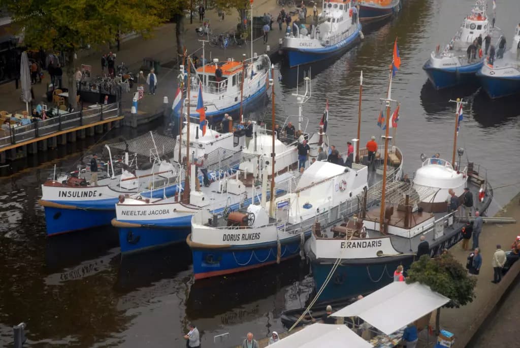 4 schepen liggen naast elkaar bij een sluis - ORG