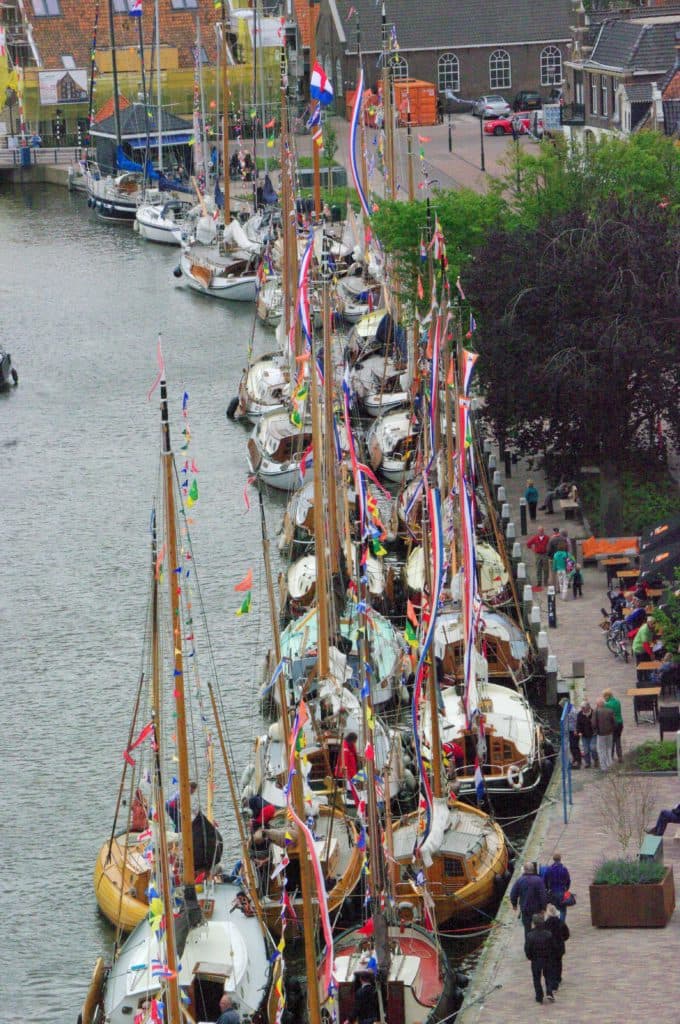 Boten liggen langs de kust in een lijn naast een dorp - SSRP