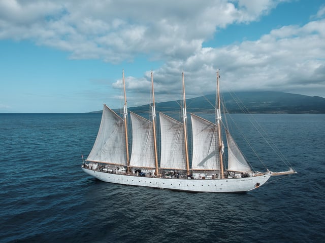 Witte Graffel Schoener Santa Maria Manuele in het water voor de kust