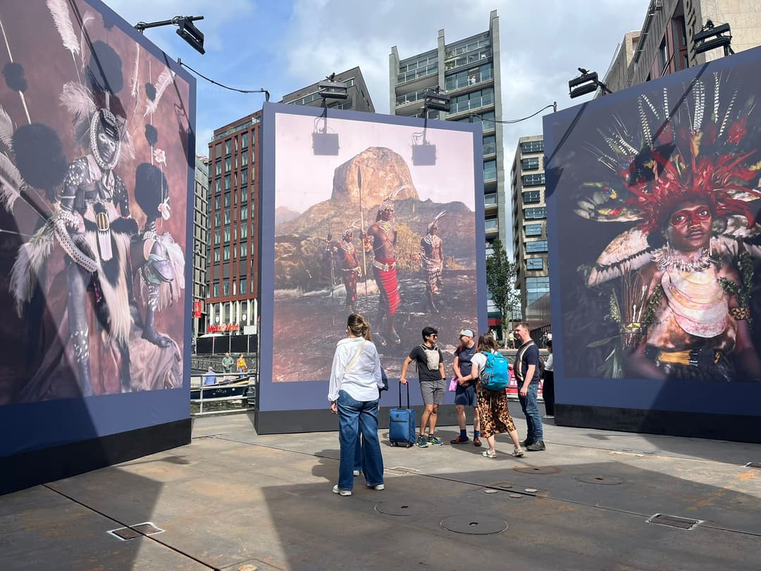 <p><strong> “Waves around the World”: Jimmy Nelson presenteert een uniek, vrij toegankelijk drijvend kunstwerk tijdens SAIL 2025</strong></p>