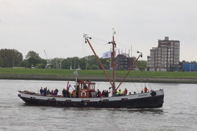 Boot in het midden van het kanaal met gras op de achtergrond - Stichting BASM