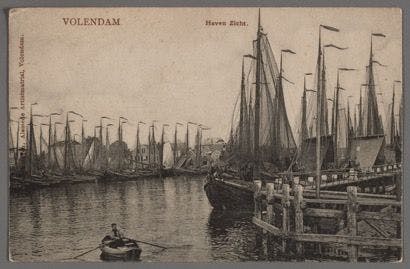 Oude tekening van een man die roeit in de haven van Volendam - De vereniging Botterbehoud
