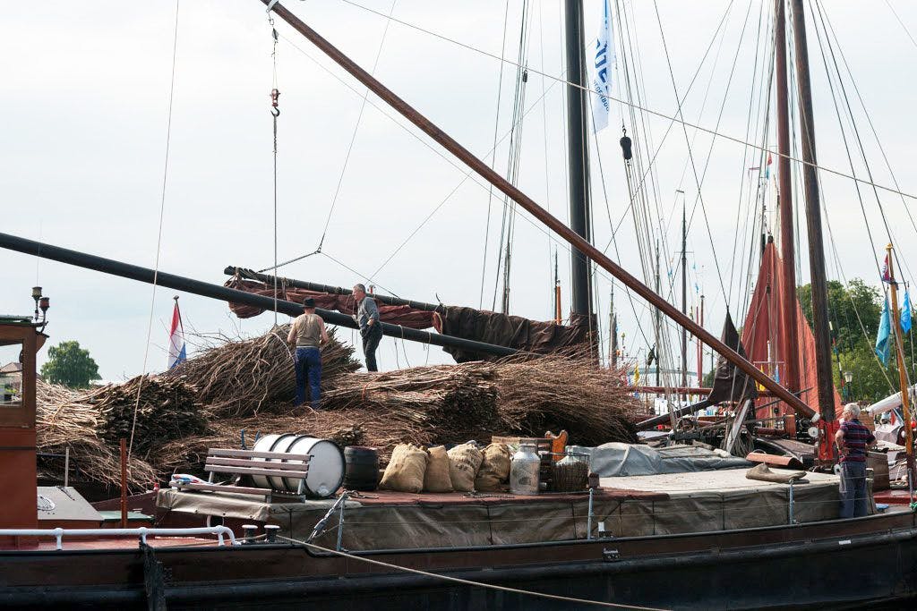 Boot in de haven vol geladen met vracht en riet - LVBHB