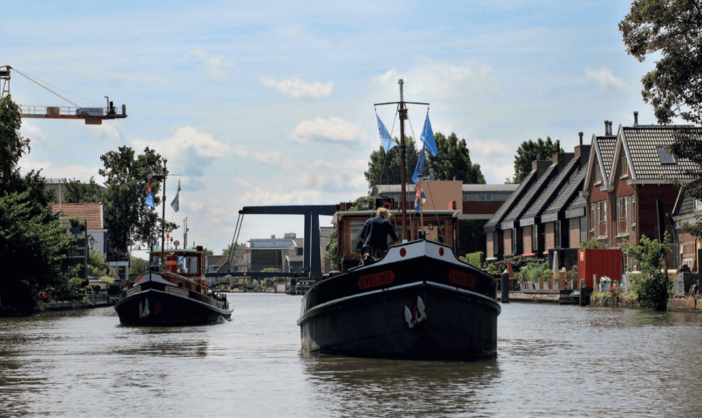 Twee motorboten varend door het kanaal - Vereniging de Motorsleepboot