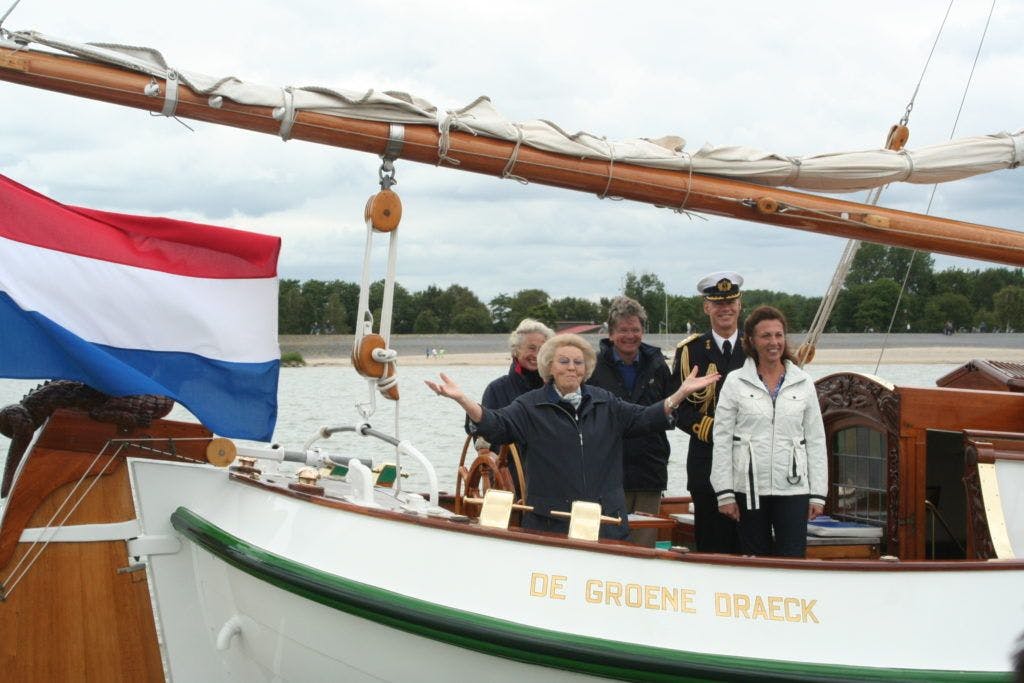 Koningin Beatrix op haar boot De Groen Draeck - SSRP